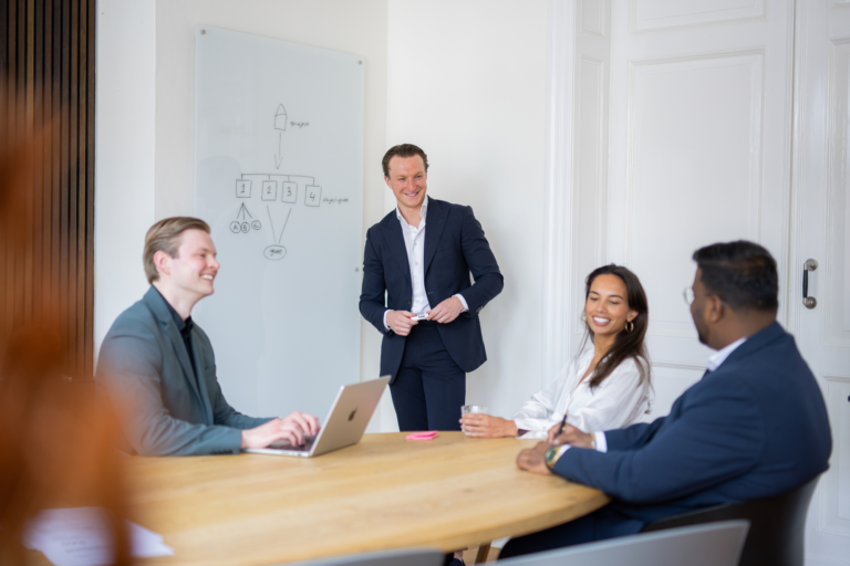 Het team bespreekt een portefeuille strategie