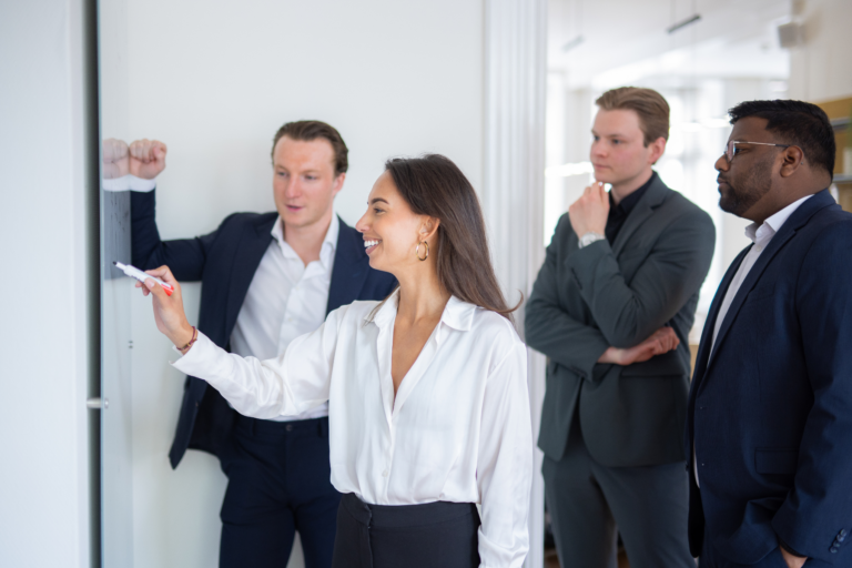 het team van Level Real Estate tekent een vastgoedstrategie uit