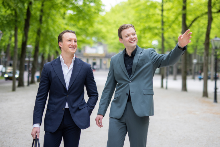 Twee collega's van Level Real Estate lopen door Den Haag
